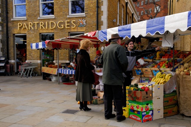 A835G3 Farmers Market Partridges food shop Farmers Market outside Duke of York Square Chelsea London HOMER SYKES. Image shot 2006. Exact date unknown.