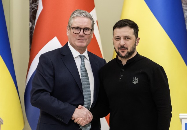 Keir Starmer and Volodymyr Zelensky shaking hands