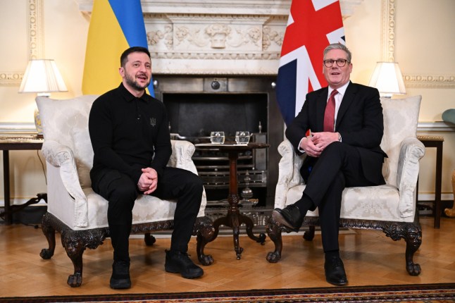 epa11932918 Britain's Prime Minister Kier Starmer (R) and Ukraine's President Volodymyr Zelensky (L) attend a bilateral meeting at 10 Downing Street in London, Britain, 01 March 2025. EPA/CHRIS J. RATCLIFFE / POOL