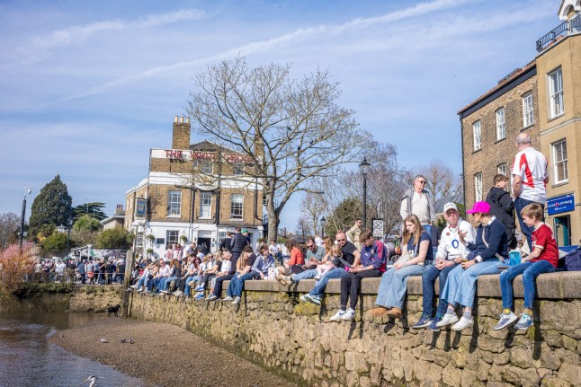 ?? Licensed to London News Pictures. 09/03/2025. London, UK. Members of the public enjoy the warm spring sunshine along the Thames in a packed Richmond, southwest London. Weather forecasters predict a warm and sunny day ahead with highs of 20c for London and the South East, making it the warmest day of the year so far. Photo credit: Alex Lentati/LNP