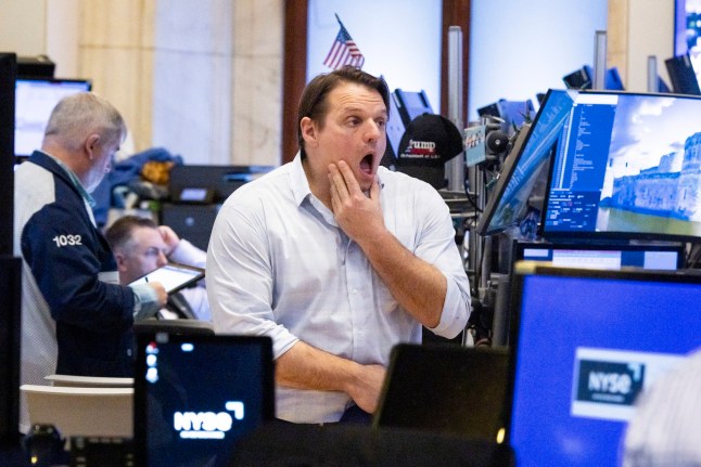 epa12010399 A trader at the end of the trading day on the floor of the New York Stock Exchange in New York, New York, USA, on 04 April 2025. World financial markets are continuing to react to reciprocal tariffs that US President Donald Trump implemented this week and the Dow Jones industrial average lost 5.5% today. EPA/JUSTIN LANE