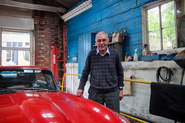 Graces Article - Peter Flitney poses by a Jaguar E-Type
