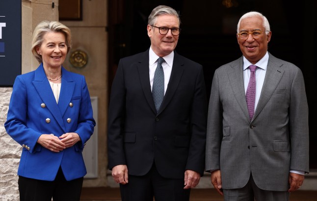 Britain's Prime Minister Keir Starmer (C) poses with European Commission President Ursula von der Leyen (L) and European Council President Antonio Costa as they arrive to attend the UK-EU Summit at Lancaster House in London on May 19, 2025. UK Prime Minister Keir Starmer hosts European Union chiefs on Monday.