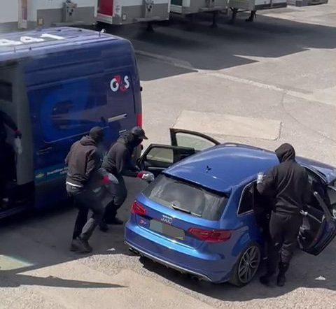 Masked robbers go in car.