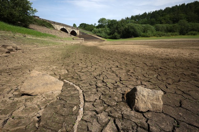 epa12187141 Low water levels expose the dried reservoir bed at Lindley Wood Reservoir, Britain, 20 June 2025. On 12 June Yorkshire became the second region in England to move into drought status following the driest spring in 132 years, according to the Environment Agency. EPA/ADAM VAUGHAN