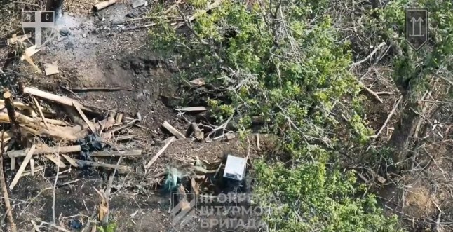 Ukrainian forces use ground robots to seize enemy position, capture Russian soldiers In a groundbreaking operation in the Kharkiv region, soldiers of the 3rd Separate Assault Brigade of the Armed Forces of Ukraine carried out a successful assault and captured Russian invaders without deploying infantry, relying solely on drones and ground robotic systems.