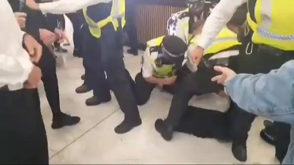 Police officer ?punched in face? during clashes with anti-migrant mob Canary Whart anti migrant protest TAKEN WITHOUT PERMISSION PLEASE LEGAL Credit: X / @i_ammukhtar