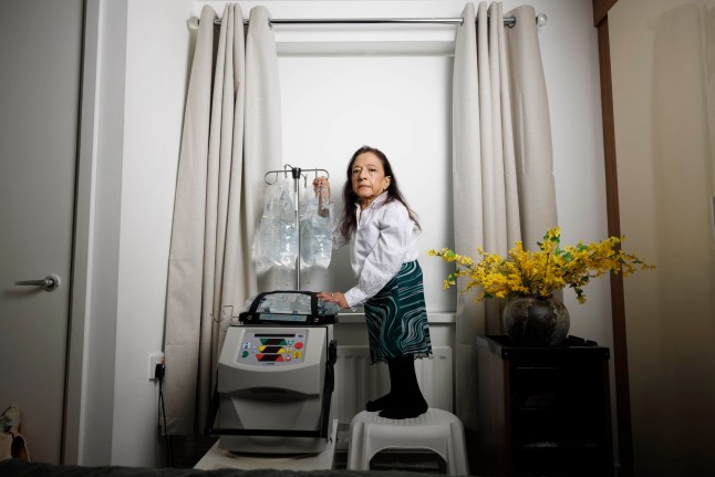 Sehnaz Hanslot photographed at her home in Pimlico, London. Pictured: Sehnaz beside the home dialysis machine in her bedroom. Image shot on 29 August 2025. ?? Belinda Jiao jiao.bilin@gmail.com 07598931257 https://www.belindajiao.com/about