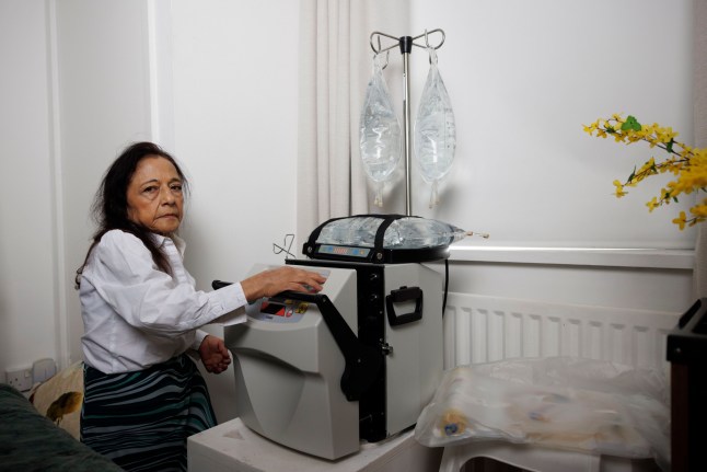 Sehnaz Hanslot photographed at her home in Pimlico, London. Pictured: Sehnaz operates the home dialysis machine in her bedroom. Image shot on 29 August 2025. ?? Belinda Jiao jiao.bilin@gmail.com 07598931257 https://www.belindajiao.com/about