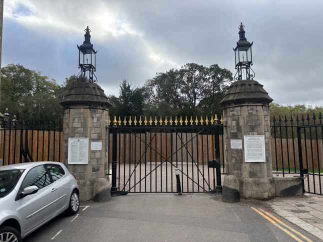 W8media. NO CREDIT W8media Trump Windsor State Visit . Locals in Windsor town centre are up in arms over the state visit, parking problems for residents , the long walk being totally shut down and the shop keepers are down on takings due to the state visit . 18/09/2025.