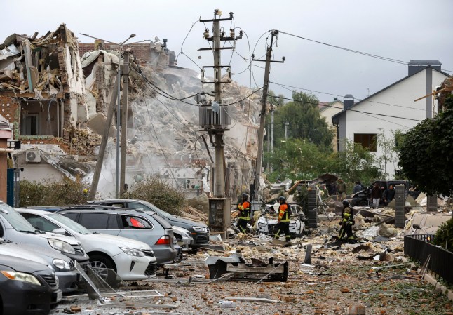 Rescuers walk among rubble and destroyed vehicles in a residential area targeted by Russian strikes, in Kyiv, Ukraine, 28 September 2025, amid the Russian invasion. (Photo: EPA/SERGEY DOLZHENKO)