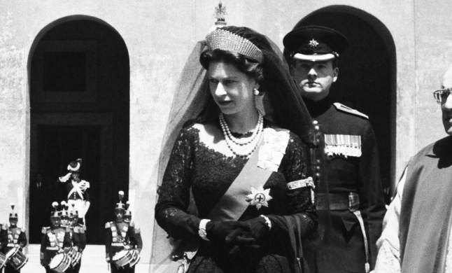 ITALY - MAY 01: Italy.Vatican City.Hm The Queen Elizabeth Ii Reviews Vatican Troops May 1961. (Photo by Keystone-France/Gamma-Keystone via Getty Images)