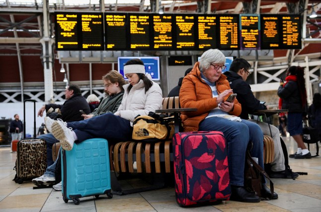 Rail passengers wait with their luggage following train cancellations caused due to Storm Bert at Paddington Station in London, Britain November 25, 2024. REUTERS/Mina Kim TPX IMAGES OF THE DAY