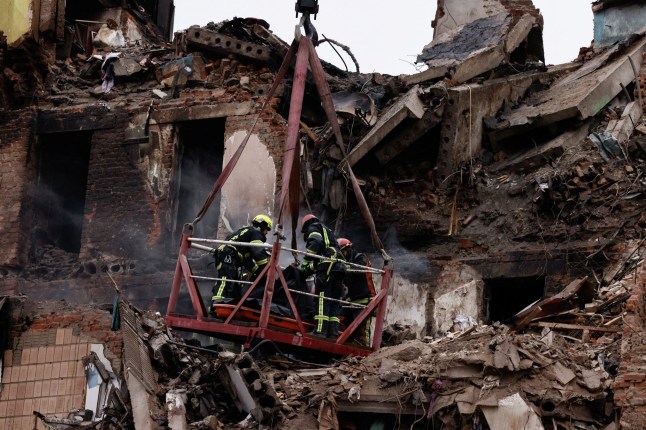 Emergency responders retrieve the bodies of residents who were killed when a Russian missile hit an apartment building on Wednesday, amid Russia's attack on Ukraine, in Ternopil, Ukraine, November 21, 2025. REUTERS/Thomas Peter