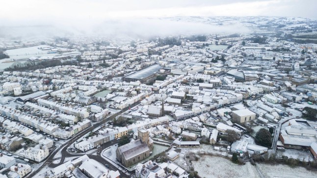 Alamy Live News. 3DDYGHK Carmarthen, Carmarthenshire, Wales, UK. 4 January, 2026. Snow covers Carmarthen in the west of Wales. Credit: Gruffydd Ll. Thomas/Alamy This is an Alamy Live News image and may not be part of your current Alamy deal . If you are unsure, please contact our sales team to check.