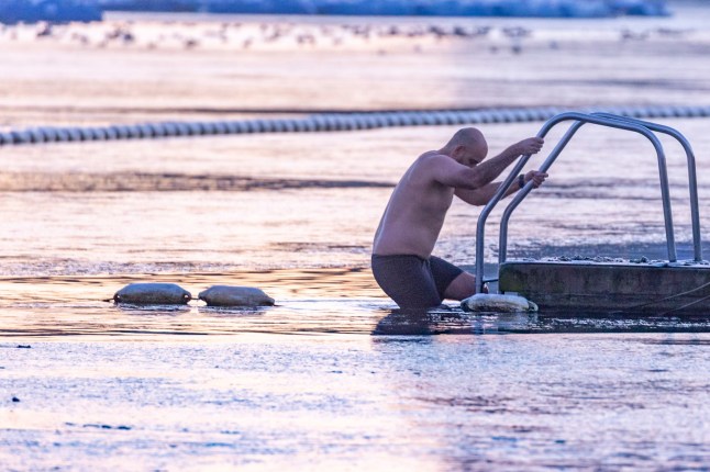 ?? Licensed to London News Pictures. 06/01/2026. London, UK. A member of the Serpentine Swimming Club takes an early-morning swim in the partly frozen waters of the Serpentine in Hyde Park, central London, after another night of sub-zero temperatures in the capital. Photo credit: Marcin Nowak/LNP
