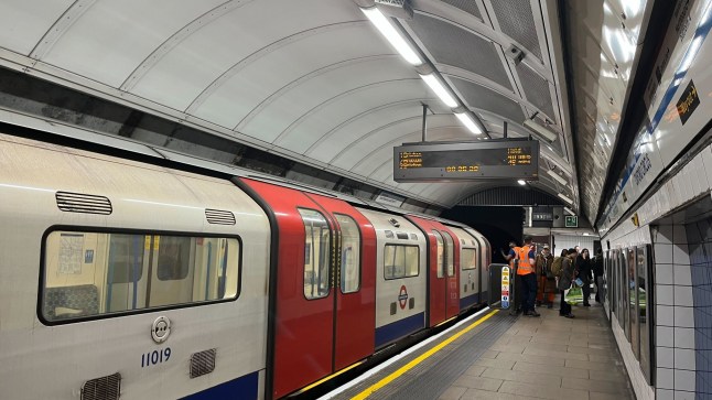 London commuters stuck on trains after entire Victoria line goes down Oxford Circus Victoria Line southbound